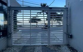 Prédio de frente para o mar garagem pé na areia